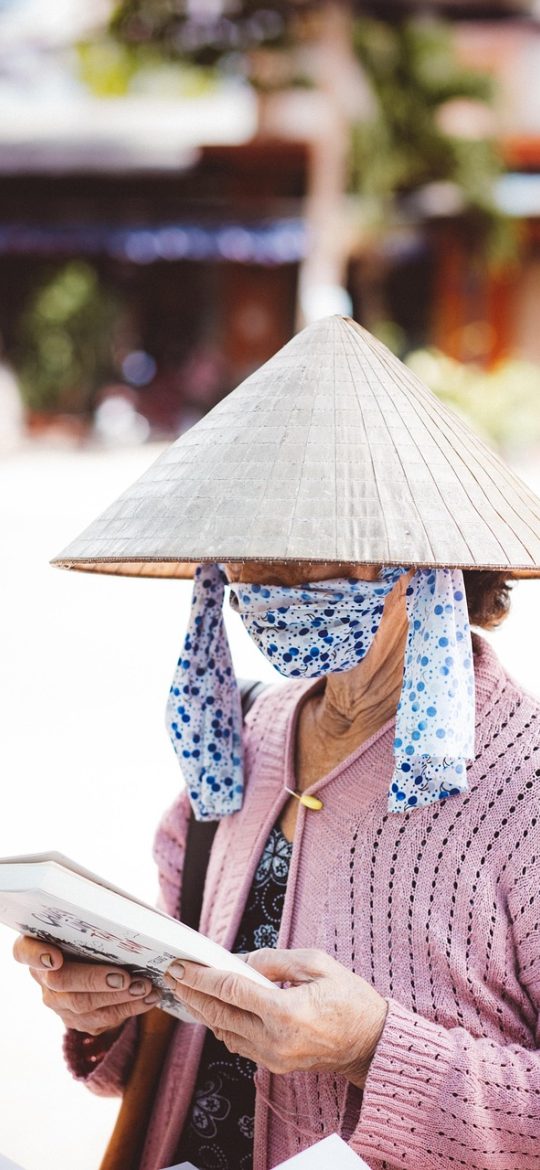 樱花穿透 App 阅读界面截图，暖白色正文在深色背景中居中排布，段落之间有宽松行距，底部悬浮着书签与批注两个圆形按钮